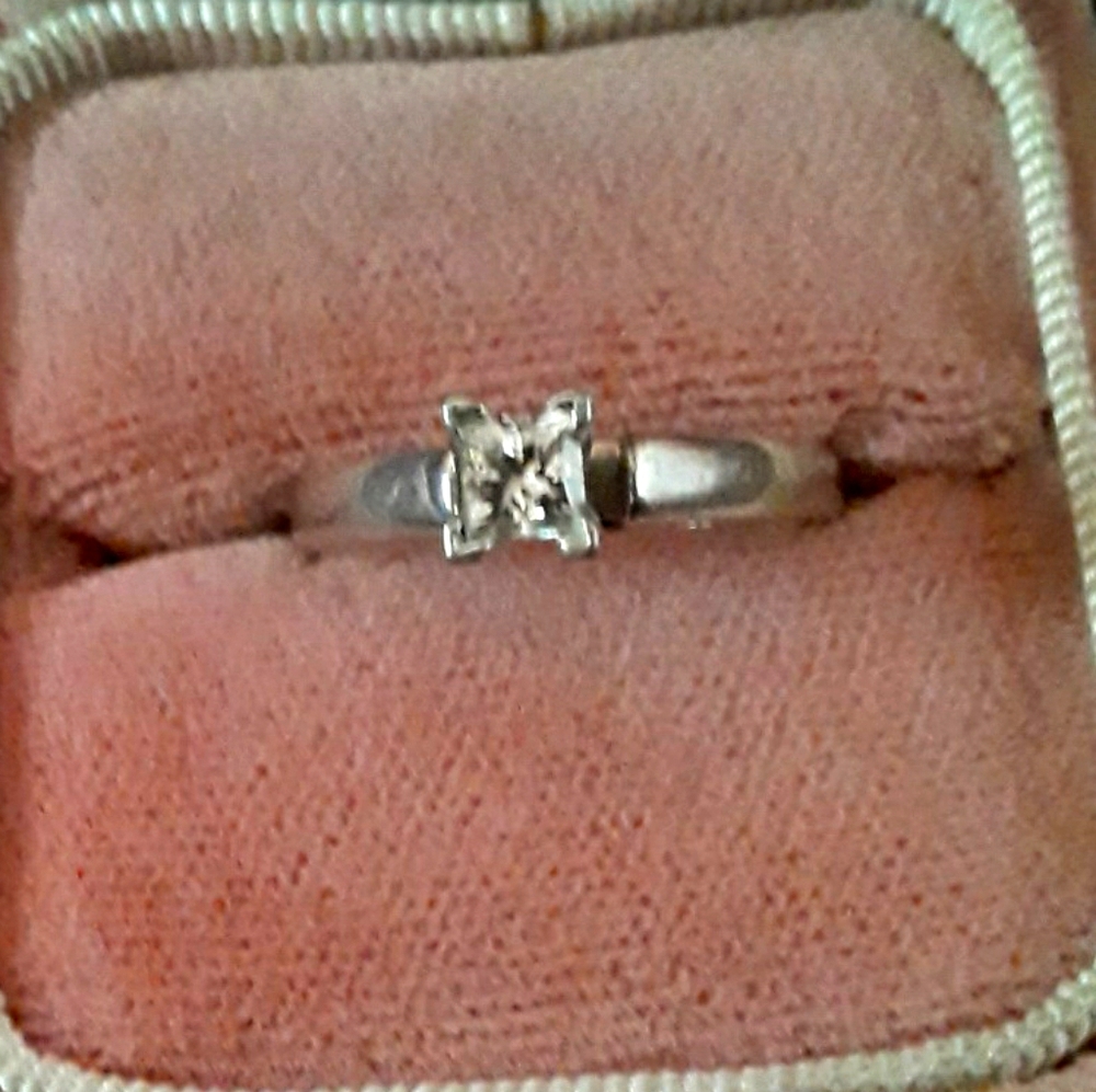 14kt white gold platinum leo diamond ring
